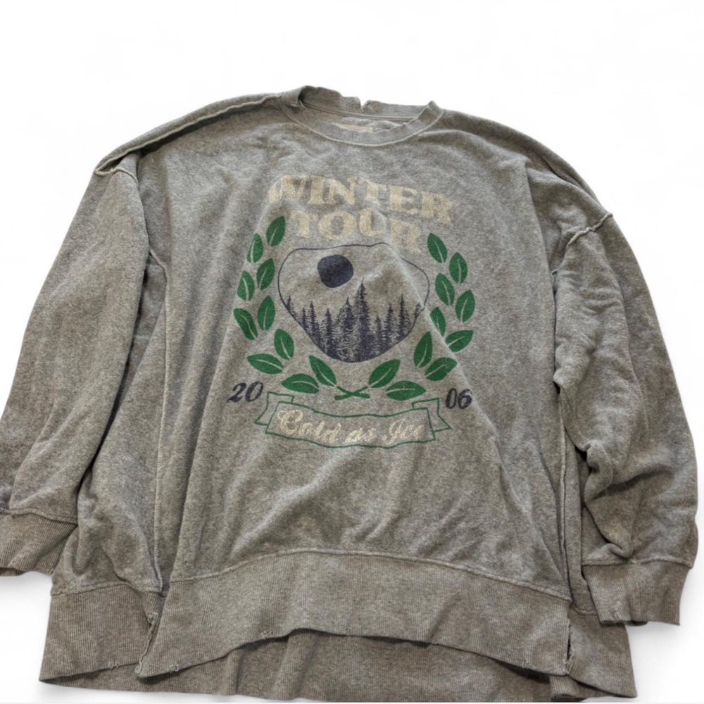 Gray 'Winter Tour' Graphic Crewneck Sweater